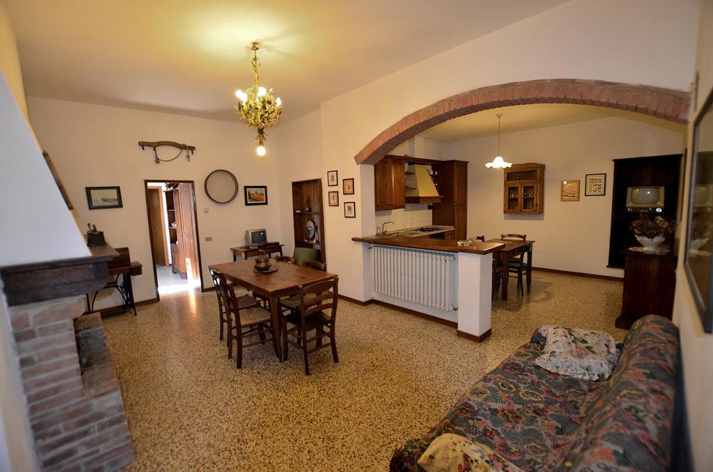Agriturismo Poggio Ai Grilli กัมบาสซี แตร์เม ห้อง รูปภาพ
