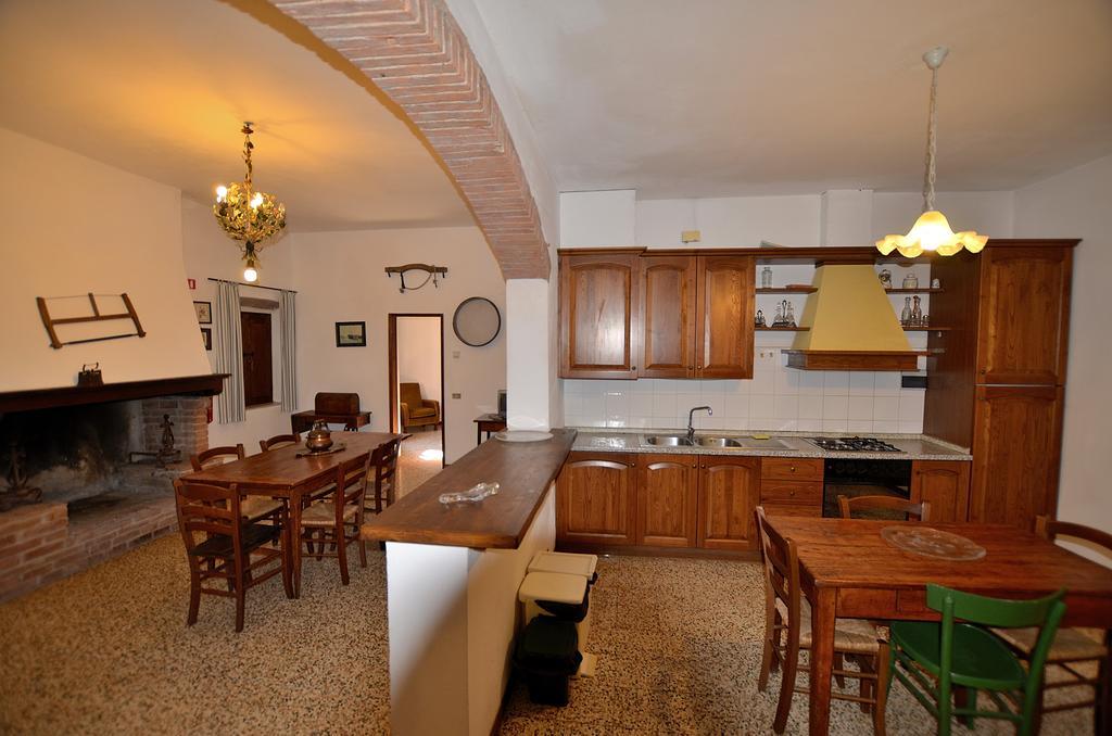 Agriturismo Poggio Ai Grilli กัมบาสซี แตร์เม ห้อง รูปภาพ